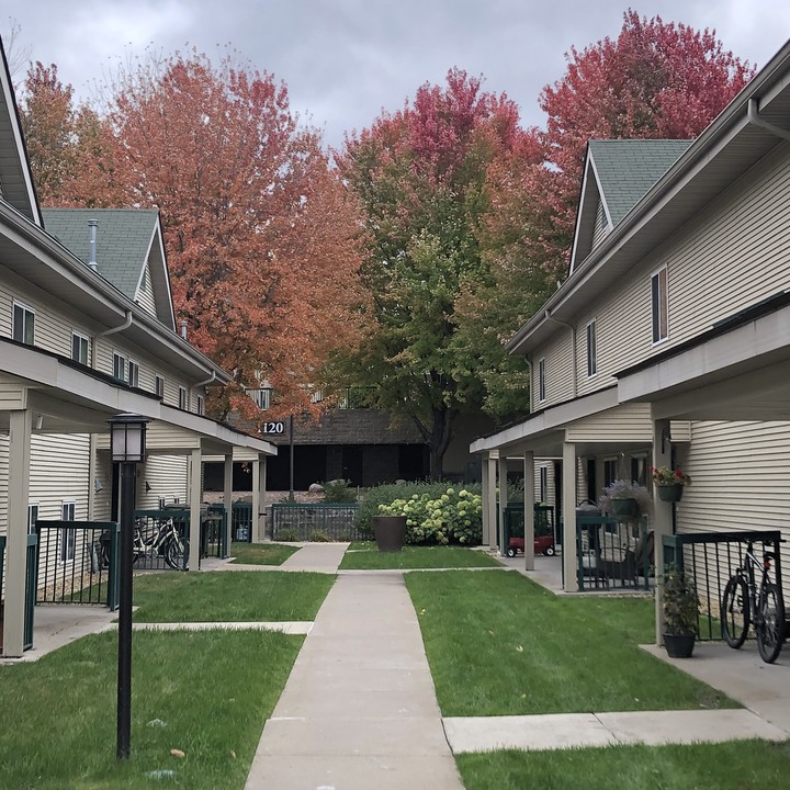 Promenade Oaks in Eagan, MN - Foto de edificio