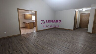 1070 W Woodbine St in Springfield, MO - Building Photo - Building Photo