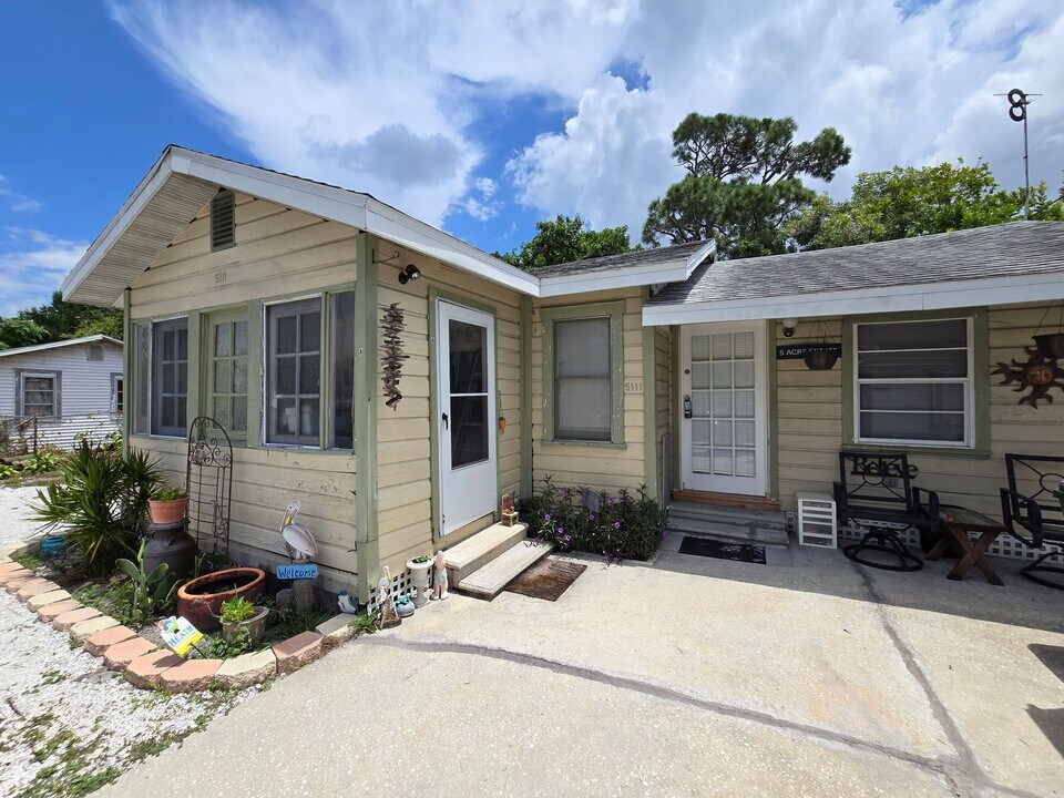 5111 Swift Rd in Sarasota, FL - Foto de edificio