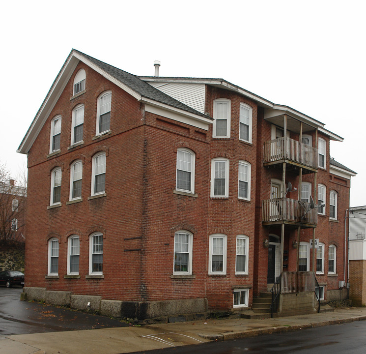 133 River St in Woonsocket, RI - Foto de edificio