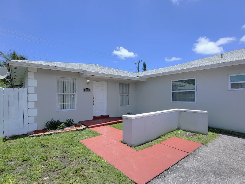 18725 SW 100th Ave in Cutler Bay, FL - Building Photo