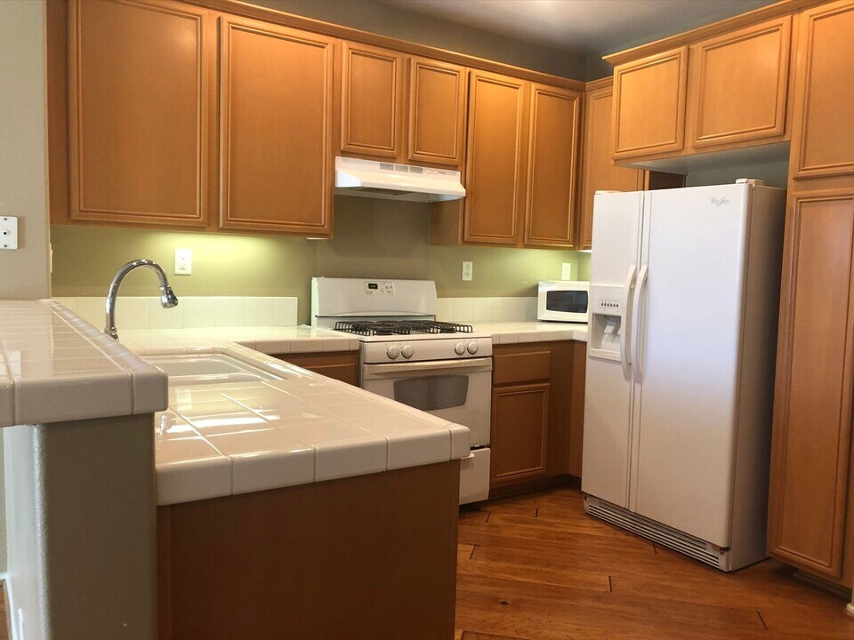 1800 E Lakeshore Dr in Lake Elsinore, CA - Building Photo