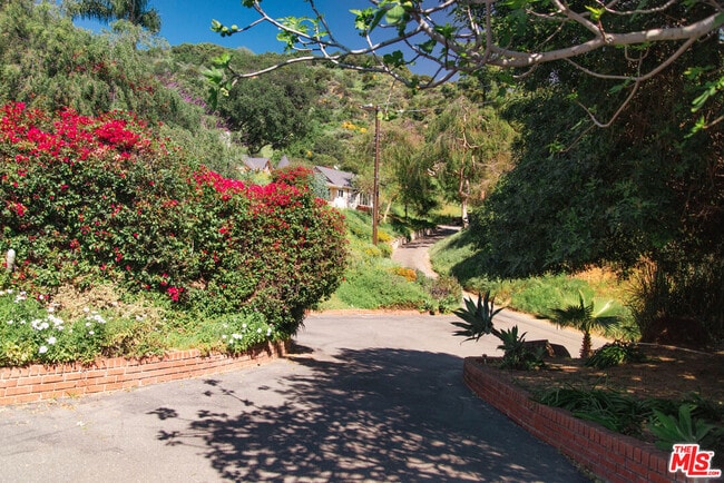 1070 Norumbega Dr in Monrovia, CA - Building Photo - Building Photo