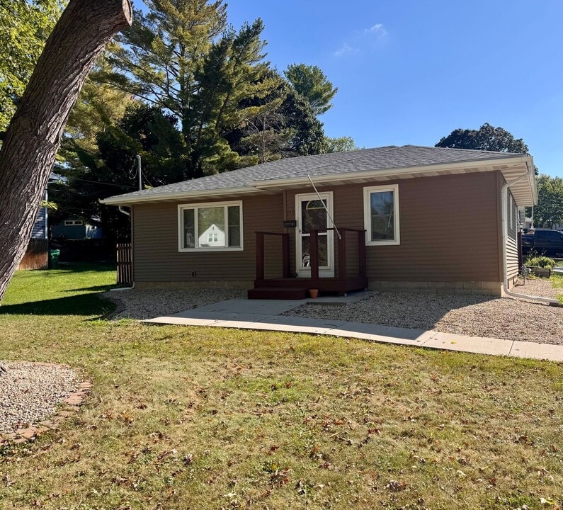 801 N Main St in Edgerton, WI - Building Photo