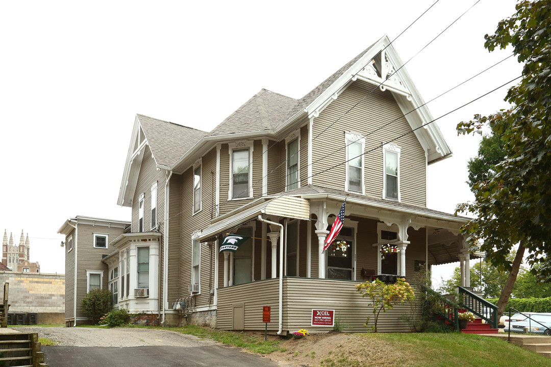 300 Steward Ave in Jackson, MI - Building Photo