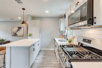 Room in House on Tisinger Ave in Dallas, TX - Building Photo - Building Photo