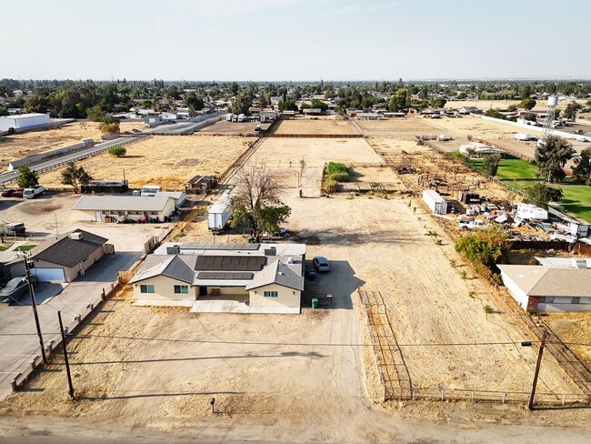 FOR RENT Fully Remodeled 4 Bed / 3 Bath Ho in Bakersfield, CA - Building Photo - Building Photo