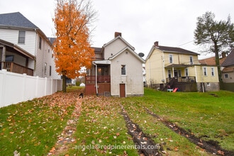 17 Walnut St, Unit 1 in Crafton, PA - Building Photo - Building Photo