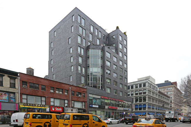 100 W 18th St in New York, NY - Building Photo - Building Photo