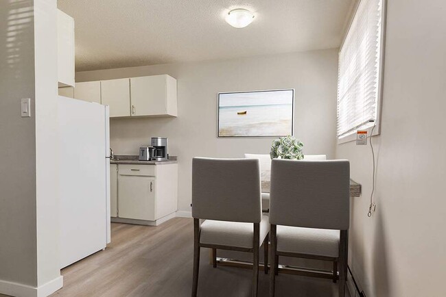 New Delton Apartments in Edmonton, AB - Building Photo - Building Photo