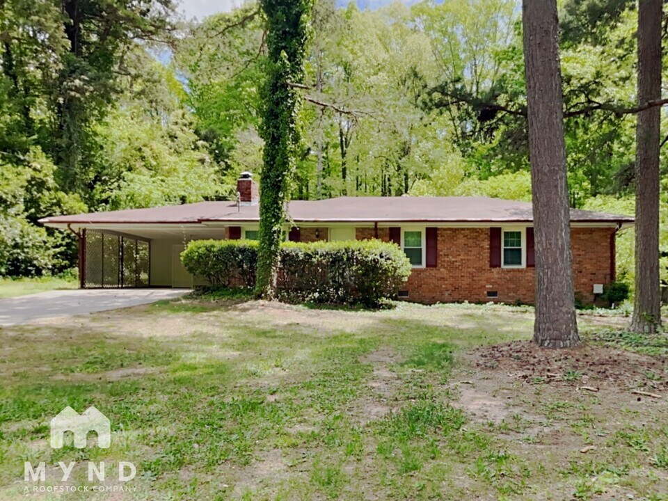 392 Colchester Dr in Stone Mountain, GA - Foto de edificio