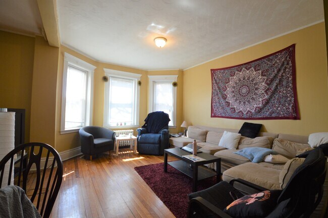 1721 Commonwealth Ave, Unit 1 in Boston, MA - Foto de edificio - Building Photo