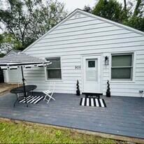 905 W Rockland Rd in Lake Bluff, IL - Building Photo