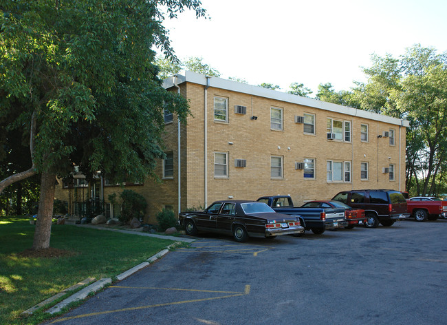 McCarrons Apartments in Roseville, MN - Foto de edificio - Building Photo