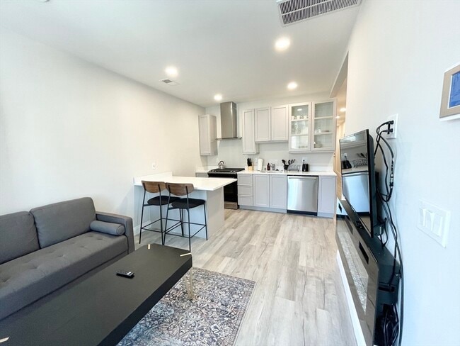 23 Newport St, Unit 1 in Boston, MA - Foto de edificio - Building Photo