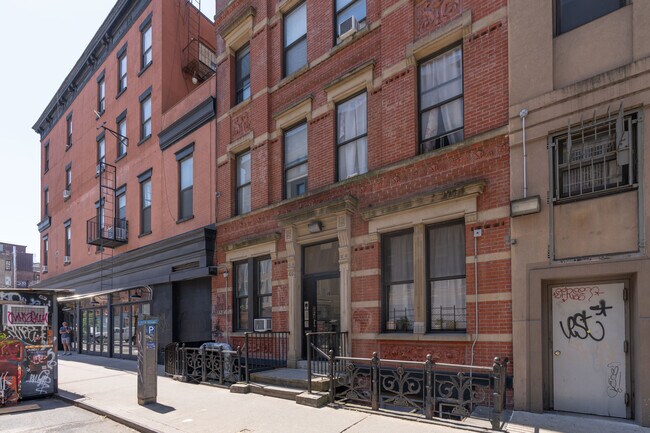 46 E 7th St in New York, NY - Building Photo - Building Photo