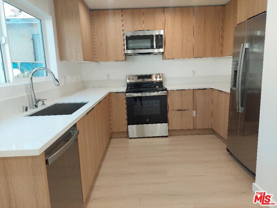 130-130 1/2 W 59th Pl in Los Angeles, CA - Building Photo