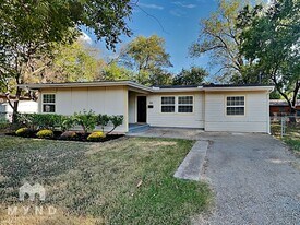 512 E University Ave in Waxahachie, TX - Building Photo