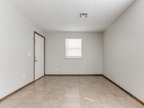 822 Russell Cir in Norman, OK - Building Photo - Building Photo