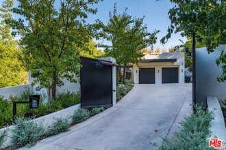 8366 Sunset View Dr in Los Angeles, CA - Building Photo - Building Photo