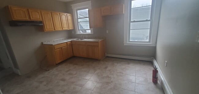 27 Sharon Ave, Unit 1 in Irvington, NJ - Foto de edificio - Building Photo