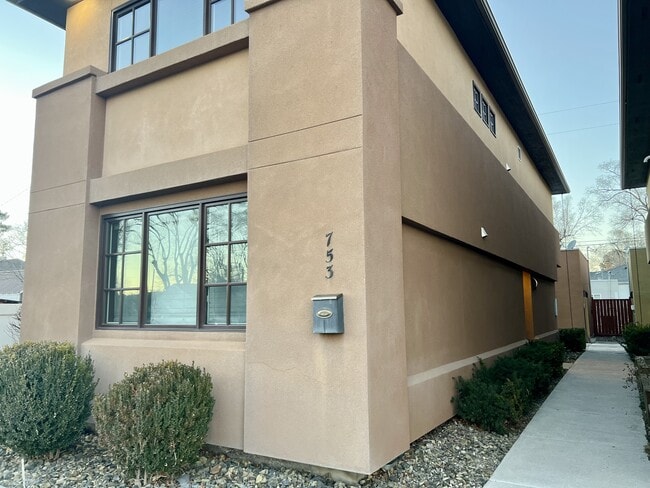 753 Oak St in Elko, NV - Foto de edificio - Building Photo