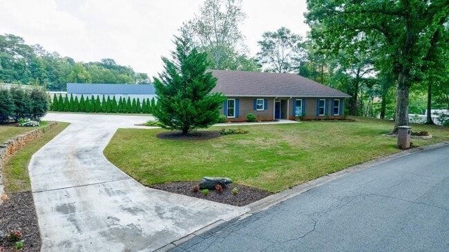 390 Alpine Dr in Roswell, GA - Building Photo - Building Photo