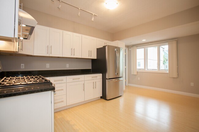 33 Bromfield Rd, Unit 1 in Somerville, MA - Building Photo - Building Photo