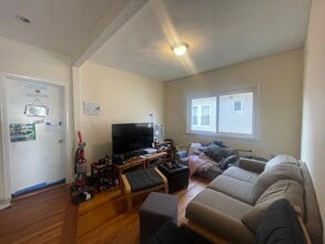 227 Boston Ave, Unit 2 in Medford, MA - Foto de edificio - Building Photo
