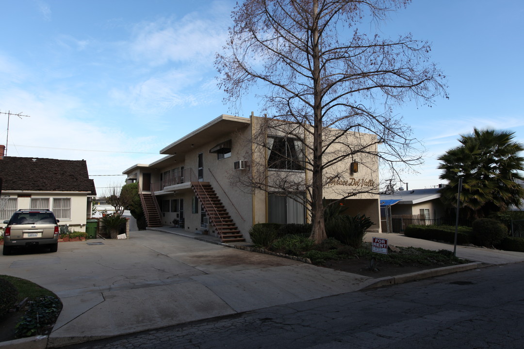 Terrace Del Valle in Woodland Hills, CA - Building Photo