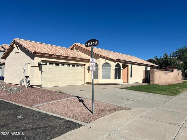 2221 E Union Hills Dr in Phoenix, AZ - Building Photo - Building Photo