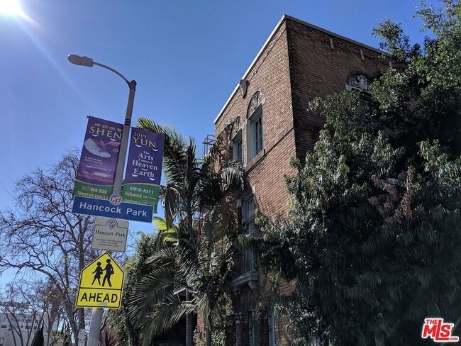 property at 649 N Rossmore Ave