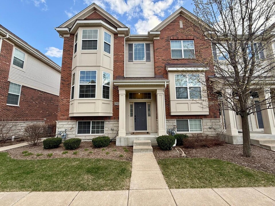2927 Henley Ln in Naperville, IL - Building Photo