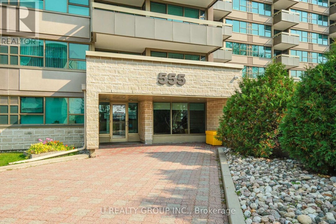 555 Brittany Dr in Ottawa, ON - Building Photo