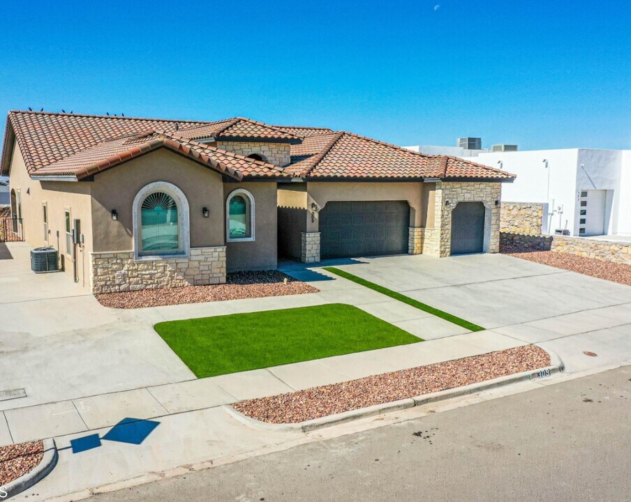 309 Blue Valley Dr in Horizon City, TX - Building Photo