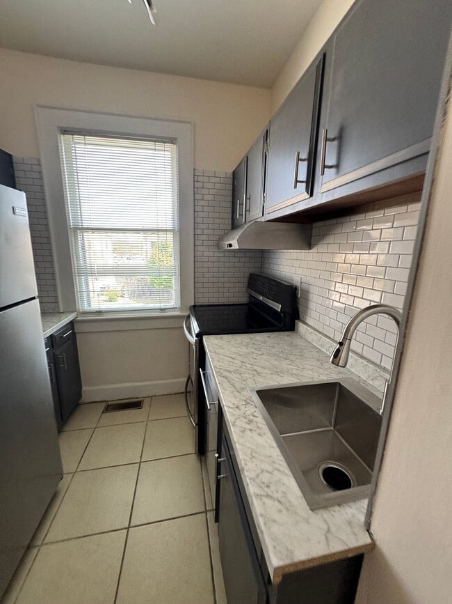 616 SE 3rd St, Unit 2 in Evansville, IN - Building Photo - Building Photo