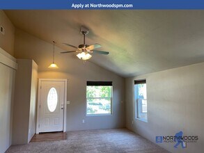 310 Roundgate Dr in Medford, OR - Building Photo - Building Photo