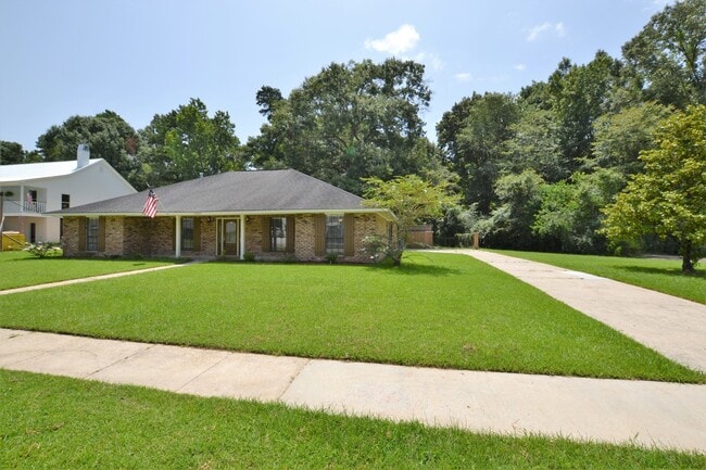 2530 Chantulane Ave in Denham Springs, LA - Building Photo - Building Photo