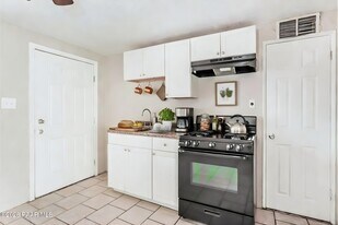 302 W Flores St in Tucson, AZ - Building Photo