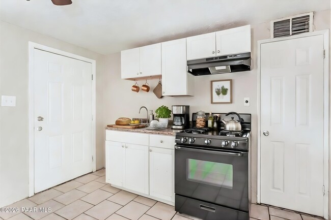 property at 302 W Flores St