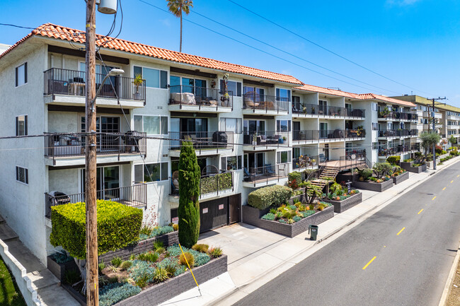 1720 Ardmore Ave in Hermosa Beach, CA - Foto de edificio - Building Photo