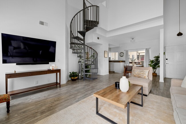 4301 Fulton Ave, Unit 305 in Sherman Oaks, CA - Foto de edificio - Building Photo