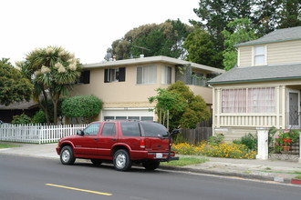 712 Elm St in San Carlos, CA - Building Photo - Building Photo