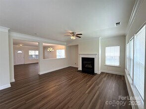 10218 Glenburn Ln in Charlotte, NC - Foto de edificio - Building Photo