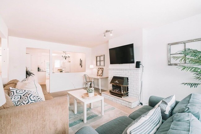 18XX King George Blvd in Surrey, BC - Building Photo - Building Photo