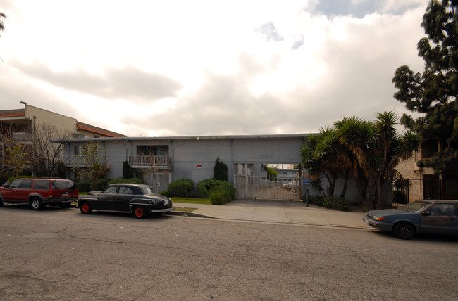 20414 Saticoy St in Los Angeles, CA - Foto de edificio - Building Photo