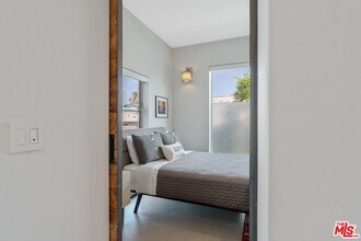 611 N Bronson Ave in Los Angeles, CA - Building Photo - Building Photo