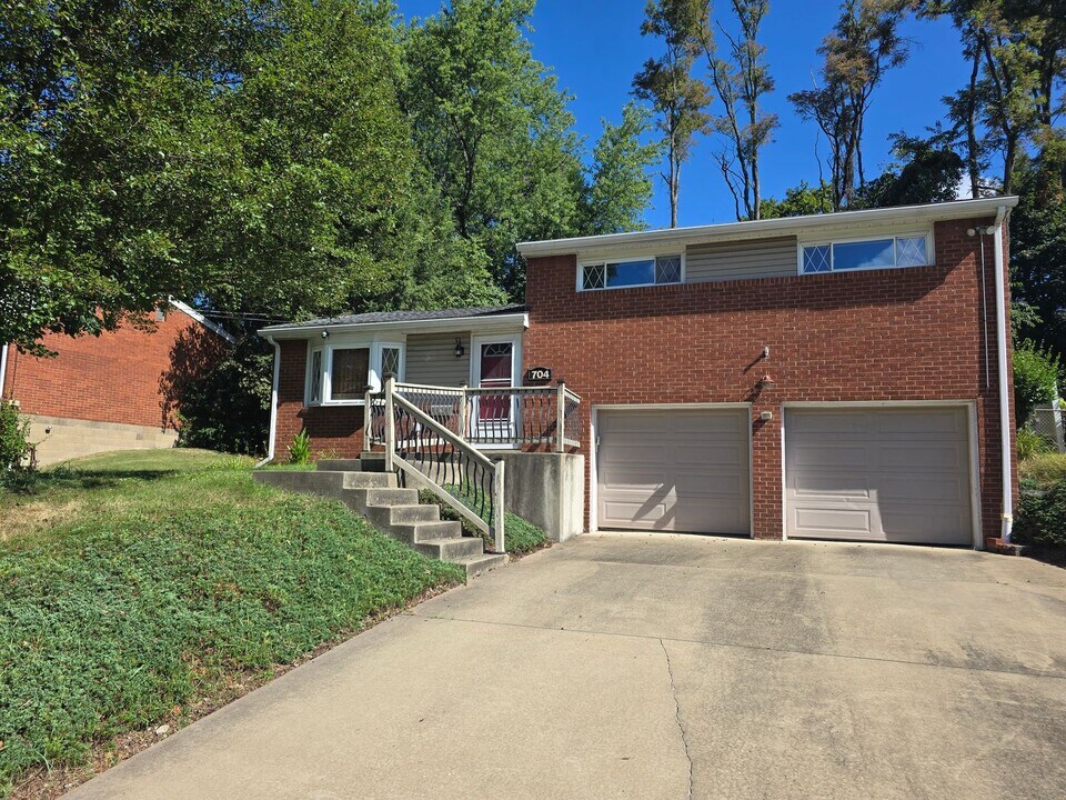 704 Garden City Dr in Monroeville, PA - Building Photo