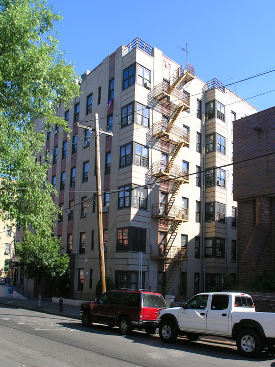 765 E 175th St in Bronx, NY - Foto de edificio