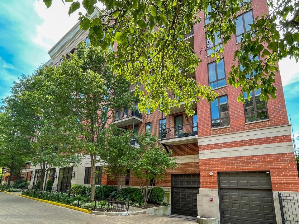 343 W Old Town Ct, Unit 407 in Chicago, IL - Building Photo